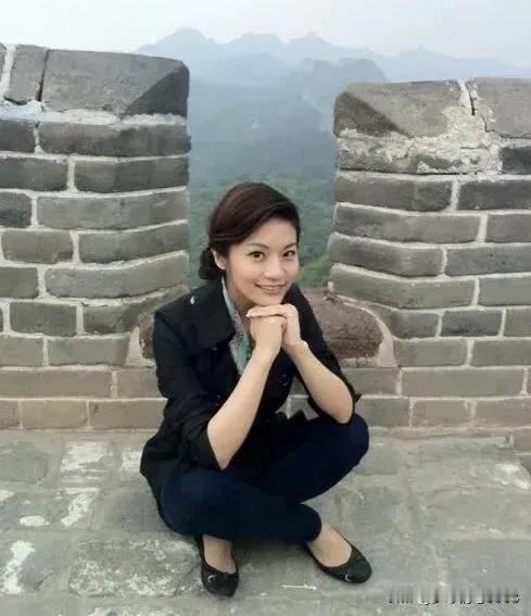 难得一见央视主持人孟盛楠，休闲装打扮爬长城，本人看着比电视上的美。非常非常喜欢央