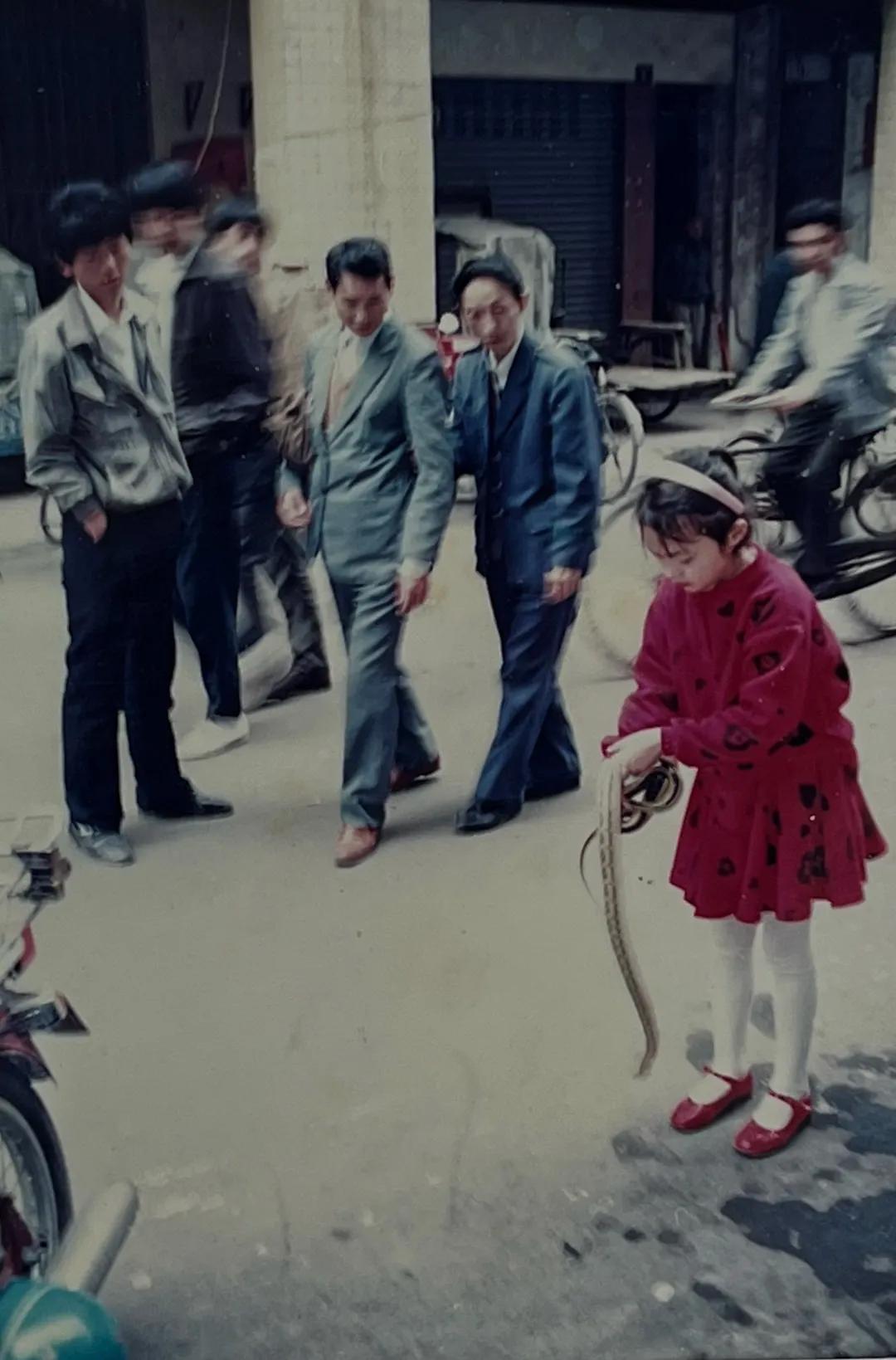 王鹭佳：八九十年代的留影。（玩蛇的女孩子）

一个行行摄色的人，全世界是我的摄影