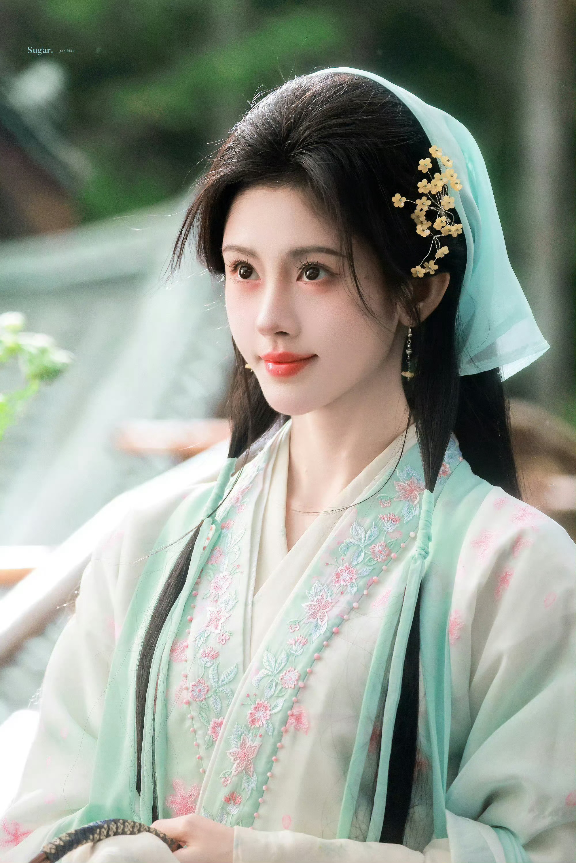 鞠婧祎捧花头像鞠婧祎捧花长裙 一袭长裙配繁花，鞠婧祎这组造型美到心巴！捧花回眸的