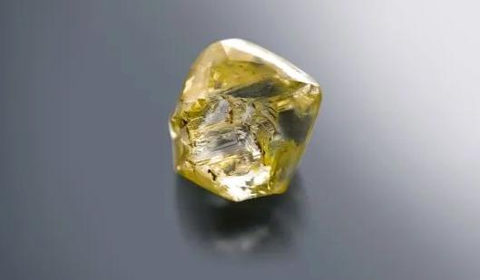 这有意思嘿
湖南省地质博物馆01号镇馆之宝
竟是两位少年捡来的

1966年夏天