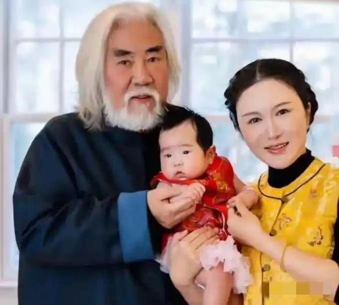 72岁的张纪中，带着他那“老顽童”气场，最近又在网络上炸了锅，直播间里夫妻互动频