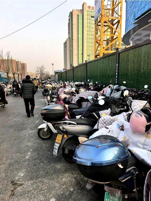 近来，济南的不少媒体通报济南地铁客流量，却不说天冷了，济南人没有骑电动车通勤的了