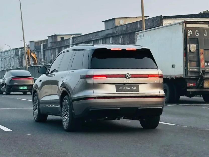 看到有网友发大众ID.ERA 9X上路的实拍图，别说，感觉还真有点儿惊艳啊！线条