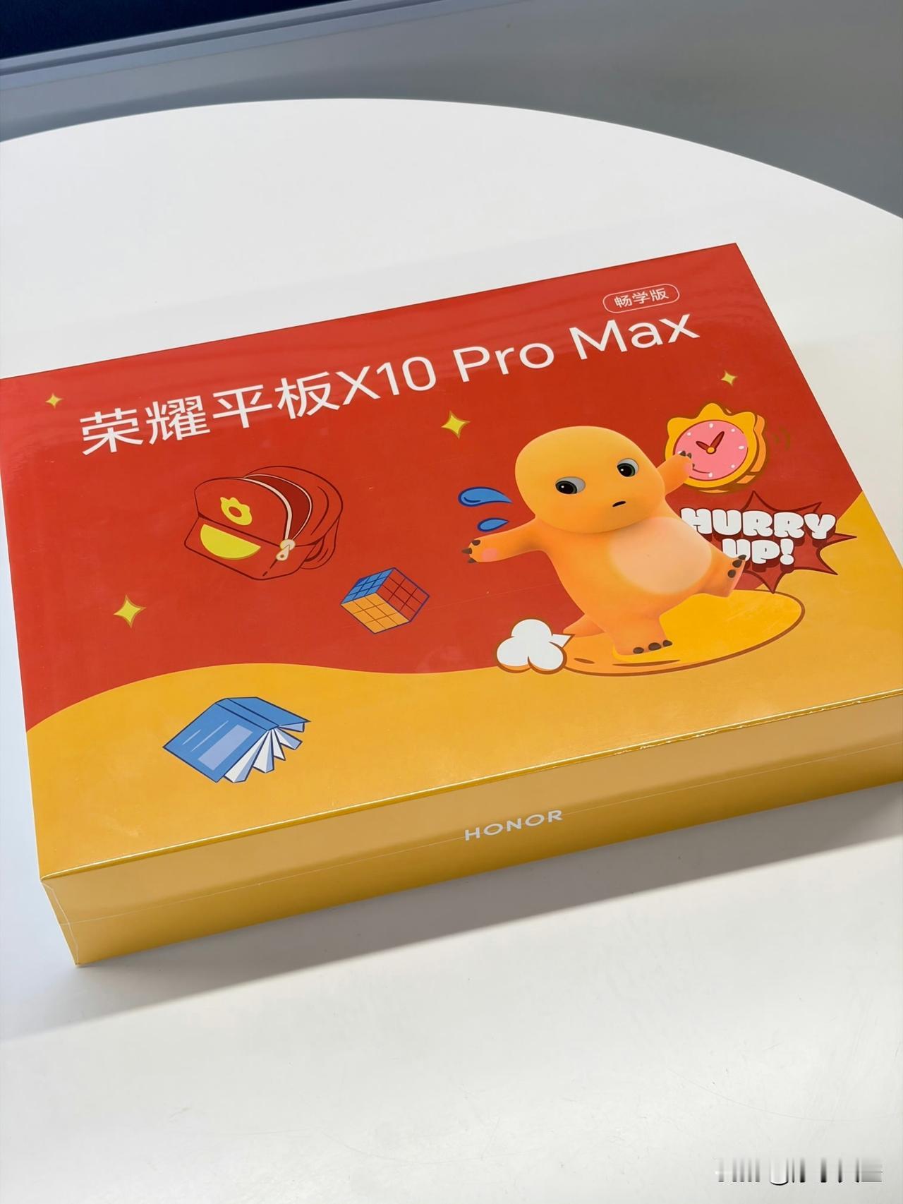 奶龙联名款的开箱第一眼直接被戳中🎁
橙黄撞色的定制包装盒满是细节，踩着闹钟赶路