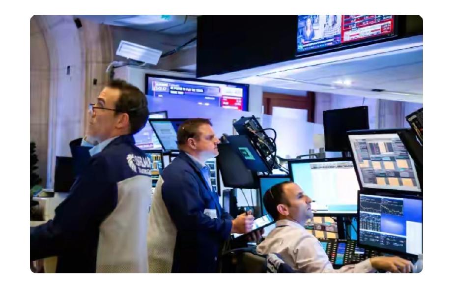 特朗普为降油价真是急疯啦！昨天晚上连着四次降低石油价格，可结果还是没啥用。就说之