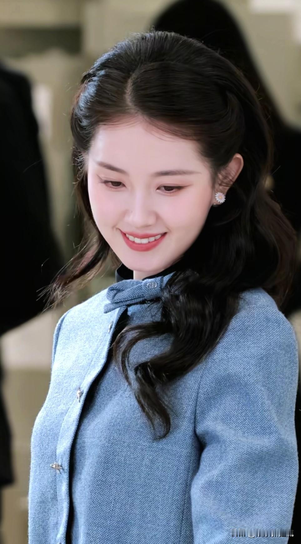 郭宇欣近日在上海参加自己首个奢牌线下活动，光彩耀眼，蓝色公主妆亮相，颇具民国风，