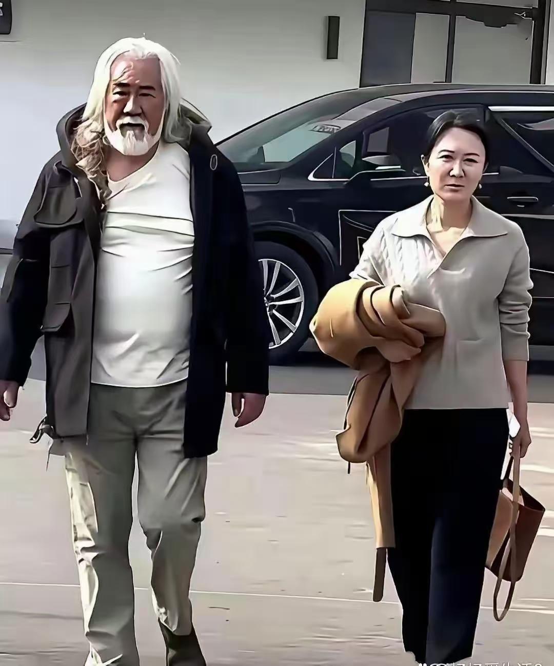 著名导演张纪中虽然已经一大把年纪了，自然经不起多少折腾和奔波。可为了给小娇妻杜星