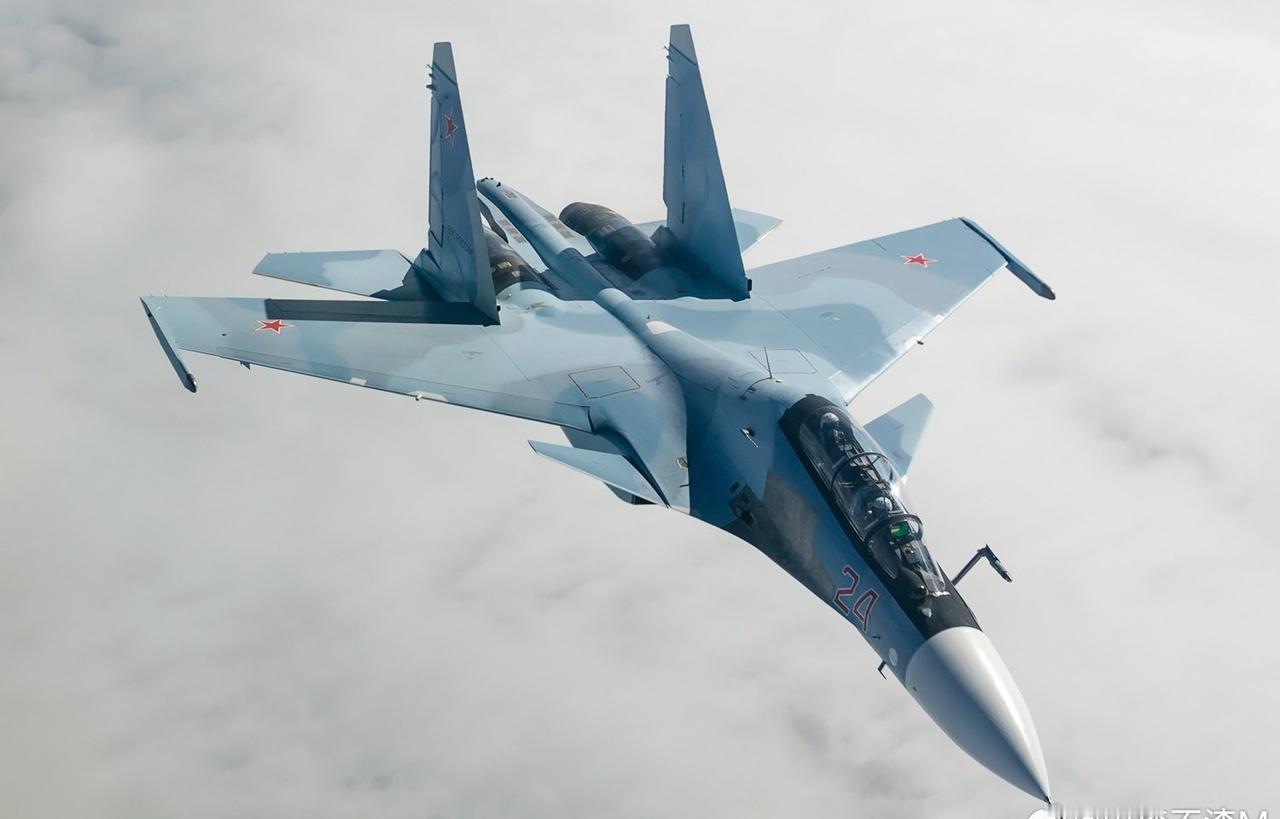 一架俄罗斯 Su-30 在卡累利阿的普里奥涅日斯基区附近坠毁。据报道，两名飞行员