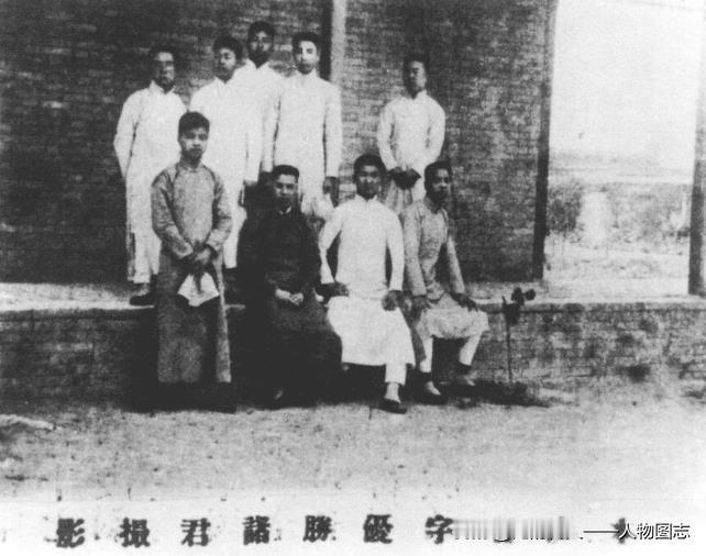 周恩来(后排右二)等习字比赛优胜者合影。