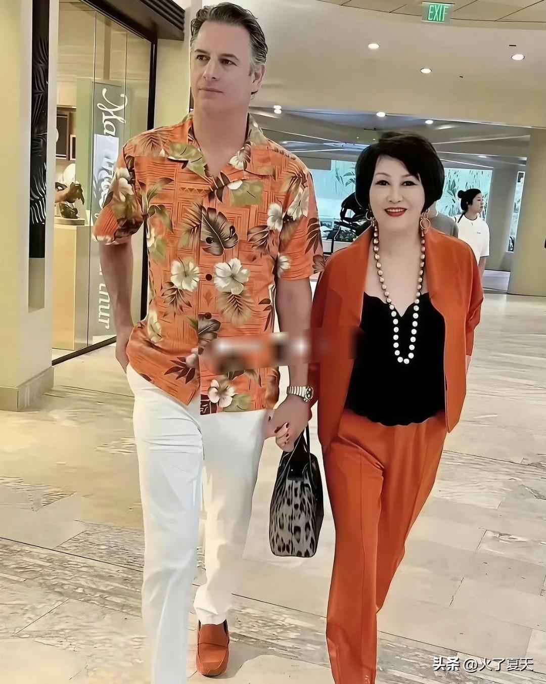 女士是靳羽西，今年快80岁，出生在广西桂林。身边男士是她西班牙男友艾伦，比她小1