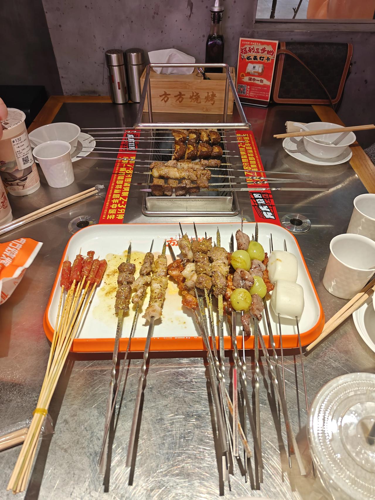 我们总以为，幸福是大房子、高收入、满柜的奢侈品。
可走着走着才发现：有人腰缠万贯