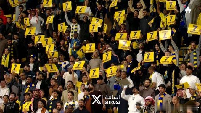 C罗 比赛第七分钟，球迷举起手幅，高喊 Cristiano Ronaldo ！|