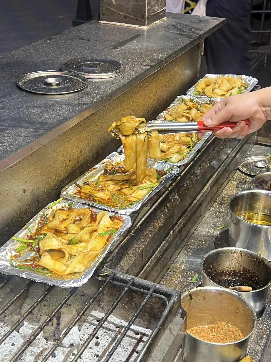 谁能拒绝这一口现做的手工鲜肉大花卷啊…