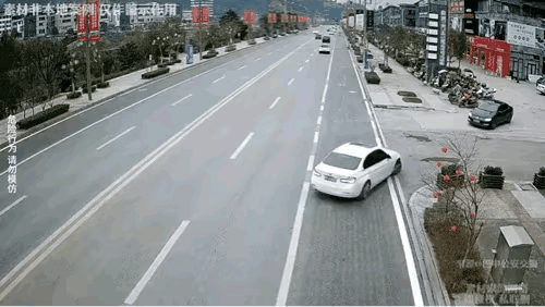 开车的就怕在路上遇到这样的司机，都不知道他咋想的，开个车犹犹豫豫，开着开着就停了