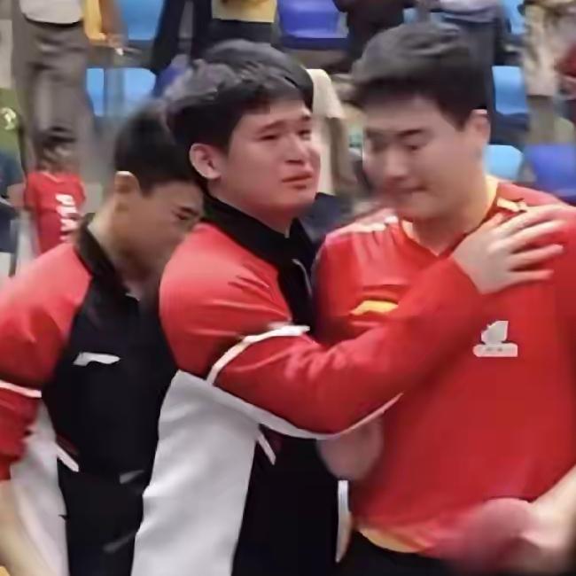 从没见石头掉过泪，可这次他终究绷不住了！甜甜赢下比赛的瞬间，场外的石头跨过围栏冲
