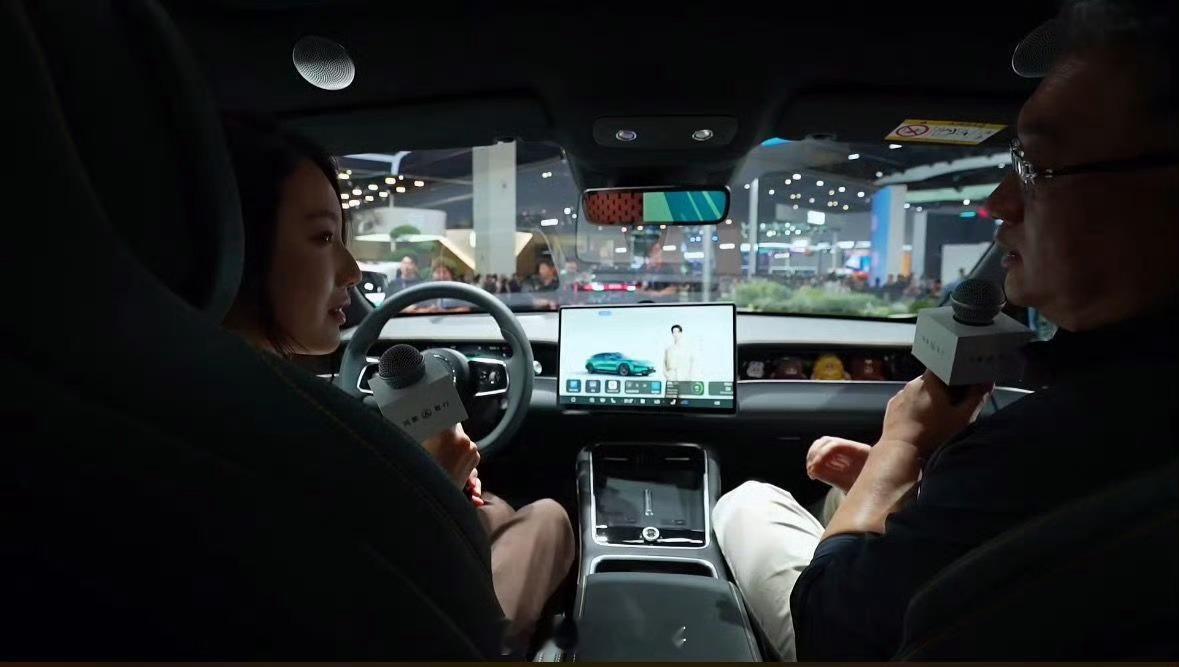 贾健旭现场尚界Z7小订转大定车展现场的真诚互动，最能打动人心。年轻面孔、近半女性