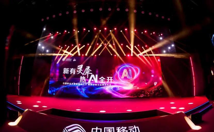 中国移动没跟风搞花架子，真把AI塞进了小老板的店门口。
便利店不用人盯收银，后厨