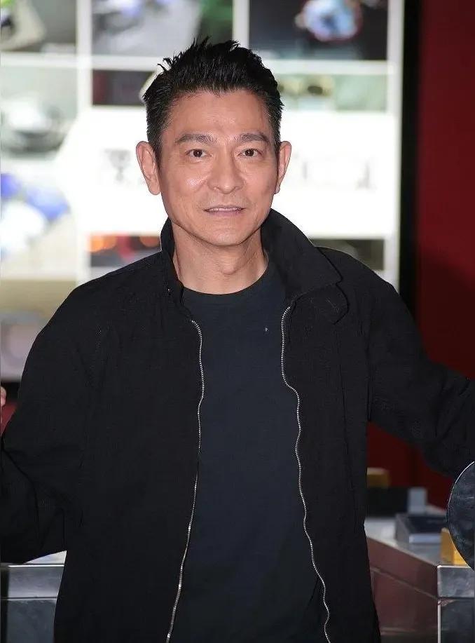 凭什么火40年？刘德华的“笨功夫”，才是真顶流！

当年香港帅哥一抓一把，刘德华