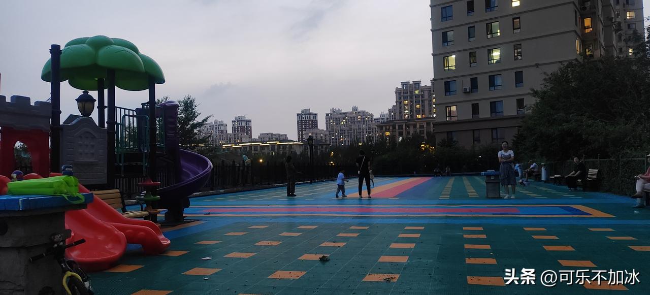 天刚擦黑，小区游乐场直接成了娃的快乐天堂！

彩色地板、红黄滑梯氛围感拉满，小朋