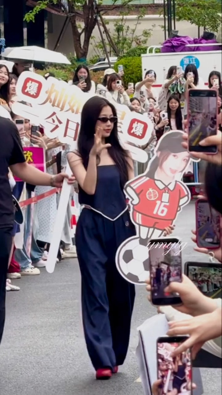 🆘 小石榴：最懂虞书欣剧宣整活的人来了哈哈哈哈欣欣收到了一个可爱的足球角色立牌
