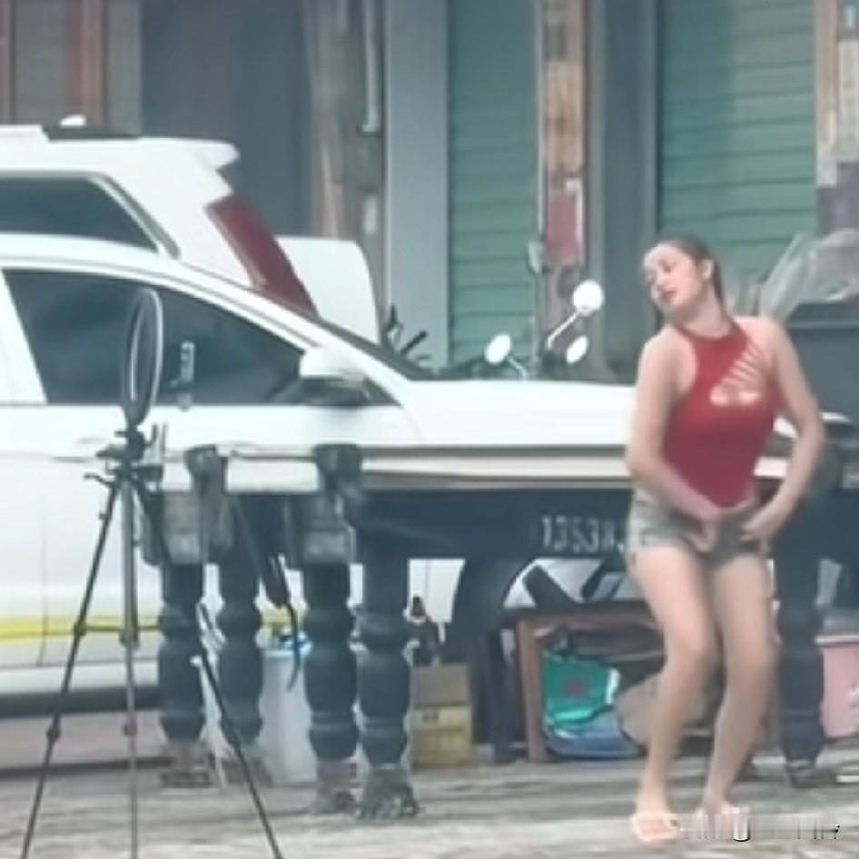 满大街这种搔首弄姿直播的女人，这就是小时候送舞蹈兴趣班教出来的那一批吧？
林子大