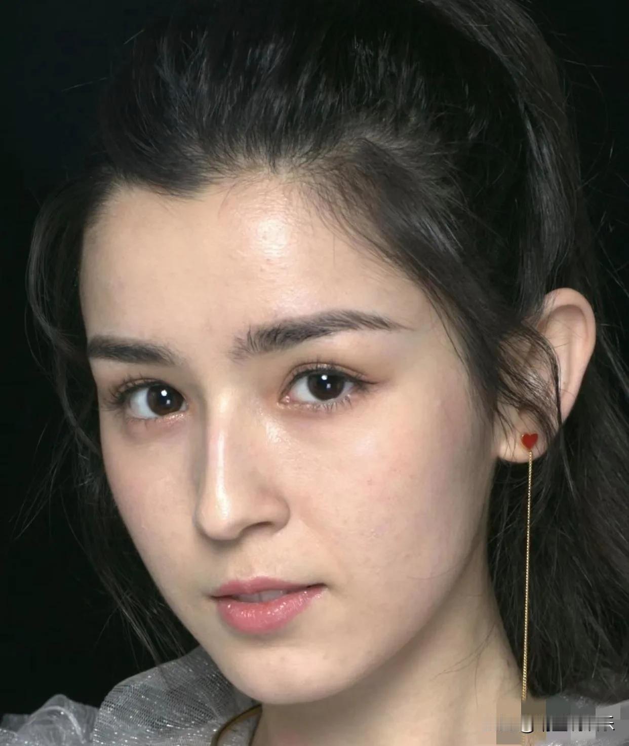 再次看到哈尼克孜早期的时尚写真照，发现她在新疆美女明星中的颜值并不算出挑，越来越