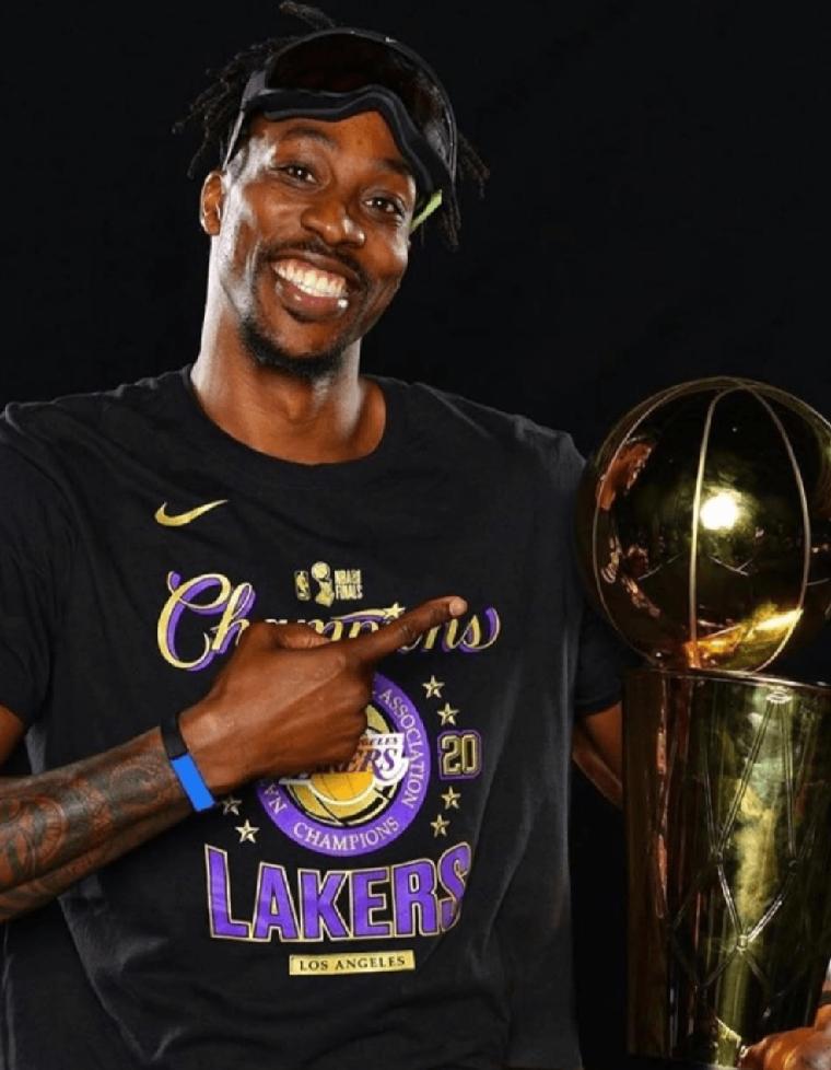 四十岁的传奇中锋迪韦侯活（Dwight Howard）周四正式宣布退休，结束长达