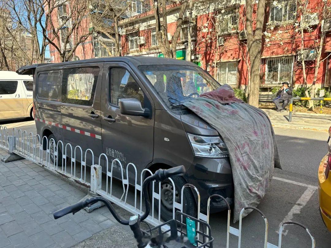 如何预防挡风玻璃结冰超级车主 这题我会呀，东北的老办法就是盖棉被！因为风挡结冰是