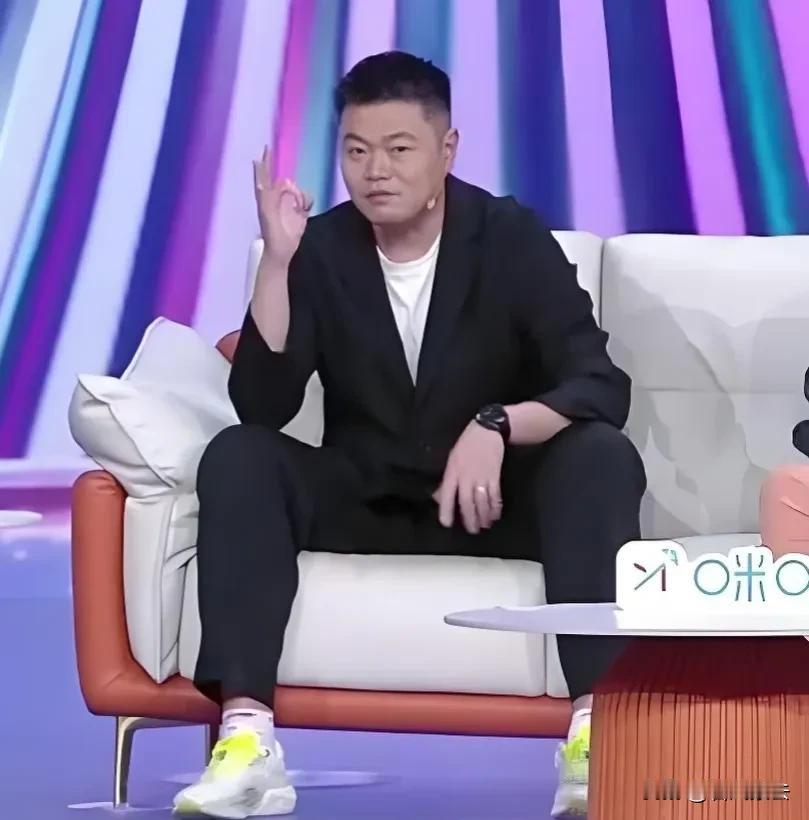 侯英超解说向鹏的比赛，太尴尬了

在中国大满贯男单四分之一决赛中，侯英超作为咪咕