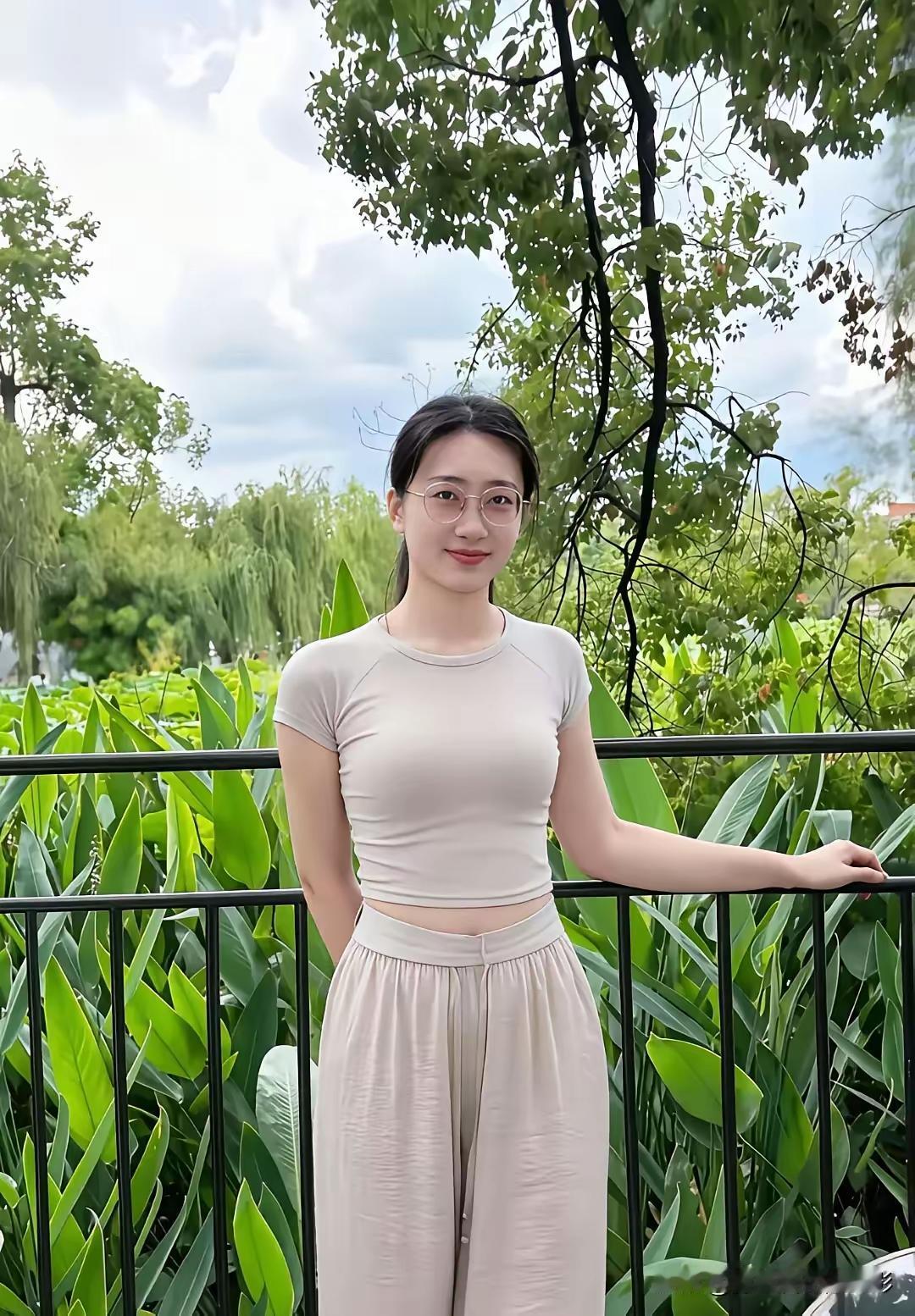 忆秦娥·咏春
春光阔，
晴阳融染山河色。
山河色，
千红万紫，
满庭芳彻。
 
