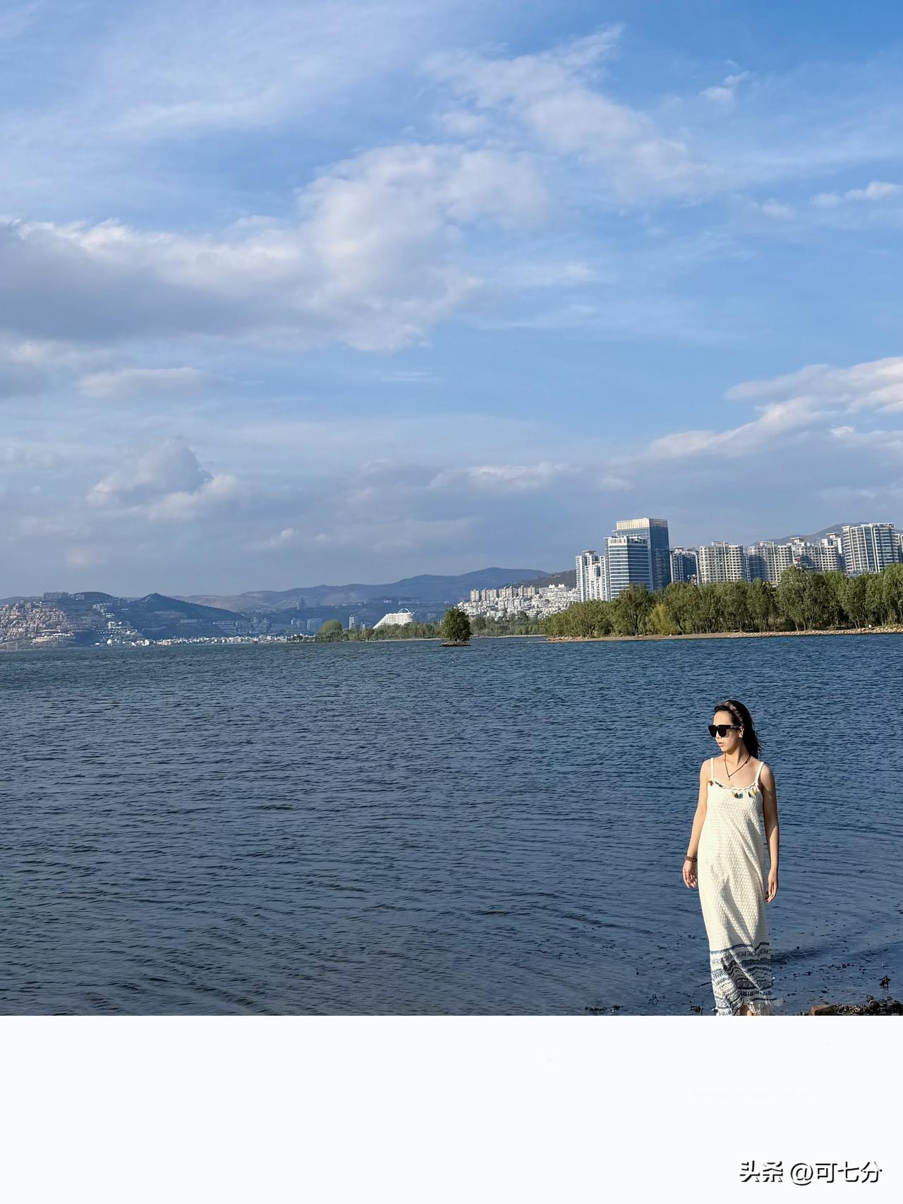 大理洱海边
有一种错觉是我来到了三亚一望无际的海
海风吹到我的脸上感觉到了前所未