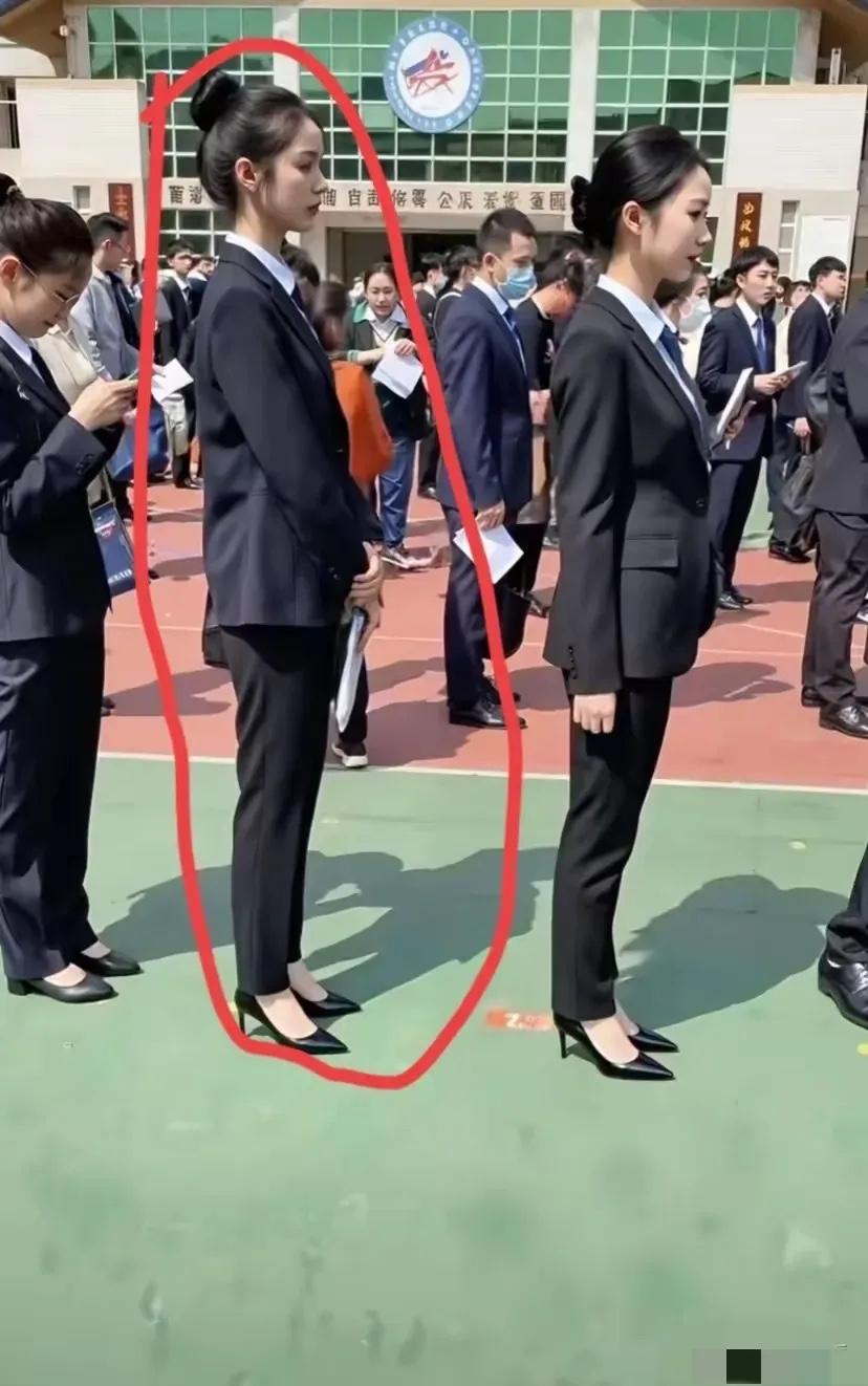 这位女士如果是体质内的话，属于什么级别领导