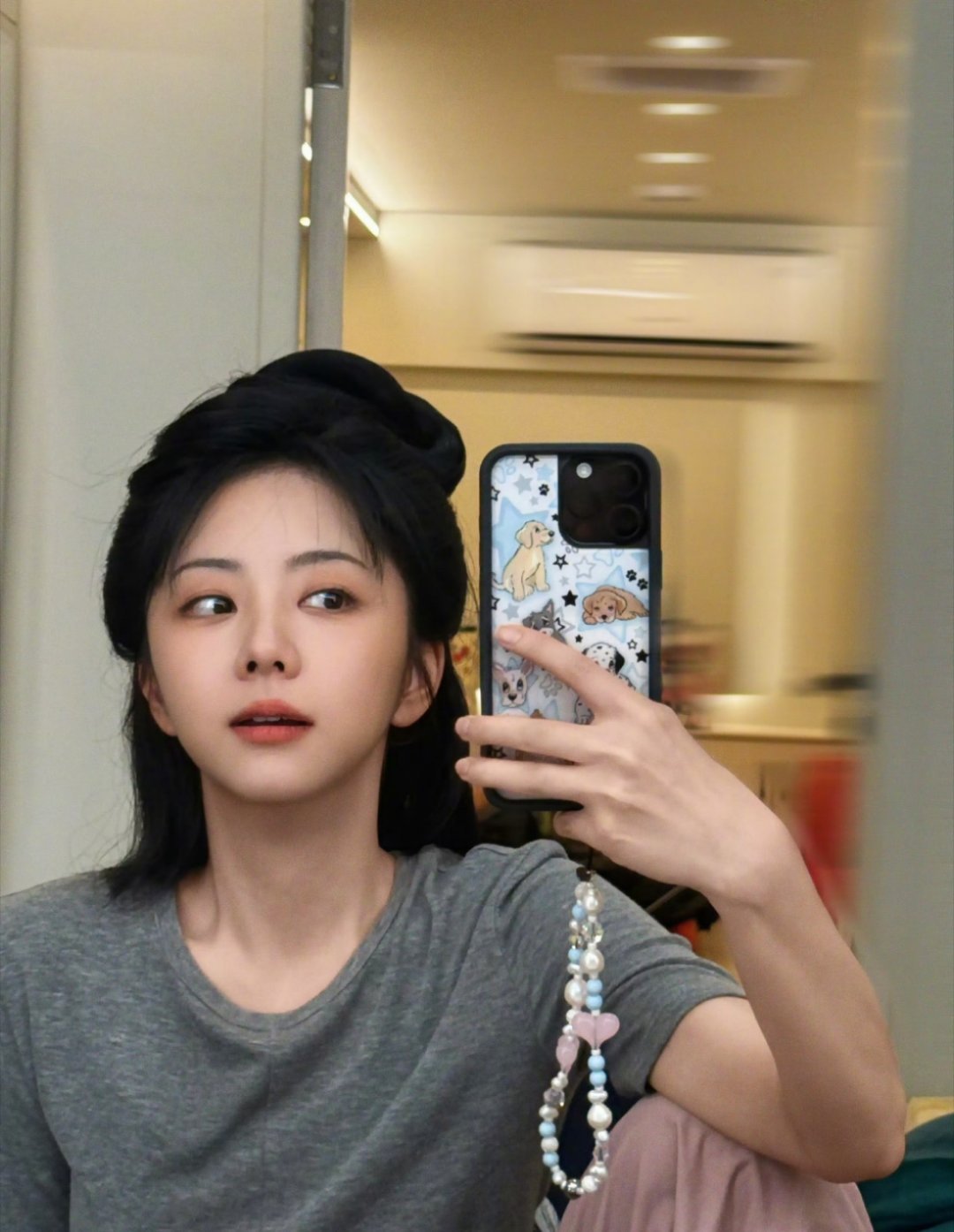张佳宁送谭松韵粉玫瑰，女孩子之间的友谊真的很美好，友谊长存 ​​​