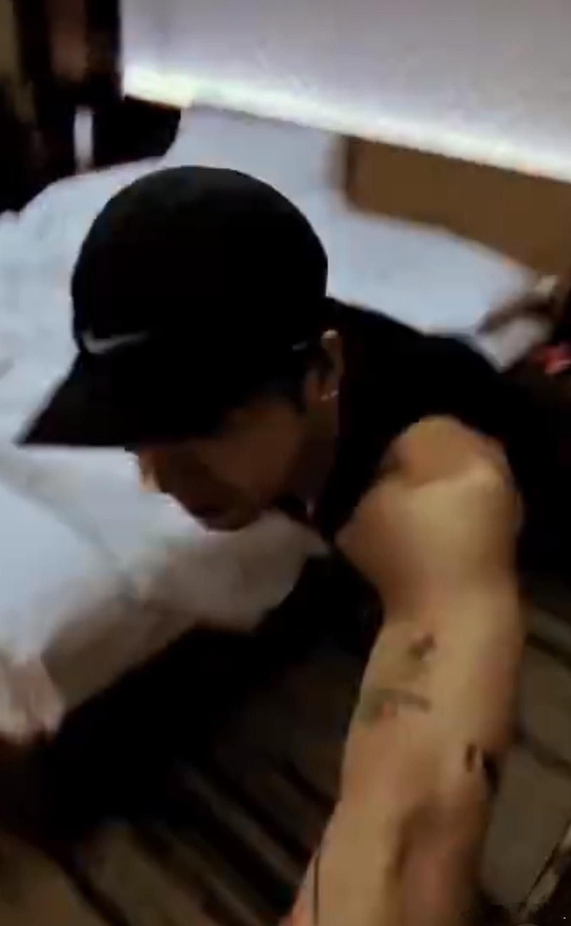 想象一下每天早上拉着王嘉尔起床的样子 嘴角已经压不住woc[允悲] ​​​