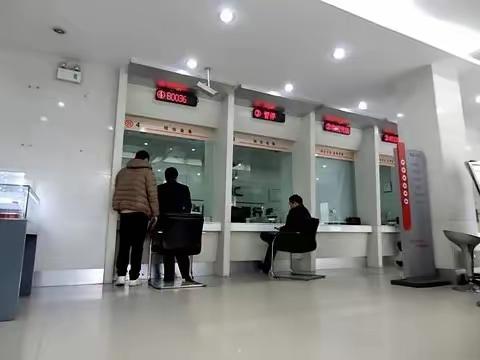 “这下银行碰上较真的储户了！”湖北松滋，一名男子拿着2500元现金到银行存款，柜