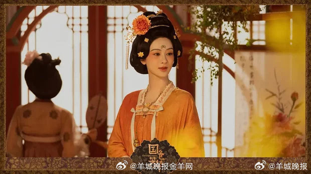 【#杨紫的角色与花太有缘了#】许多角色皆与 “花” 结缘。《香蜜沉沉烬如霜》里锦