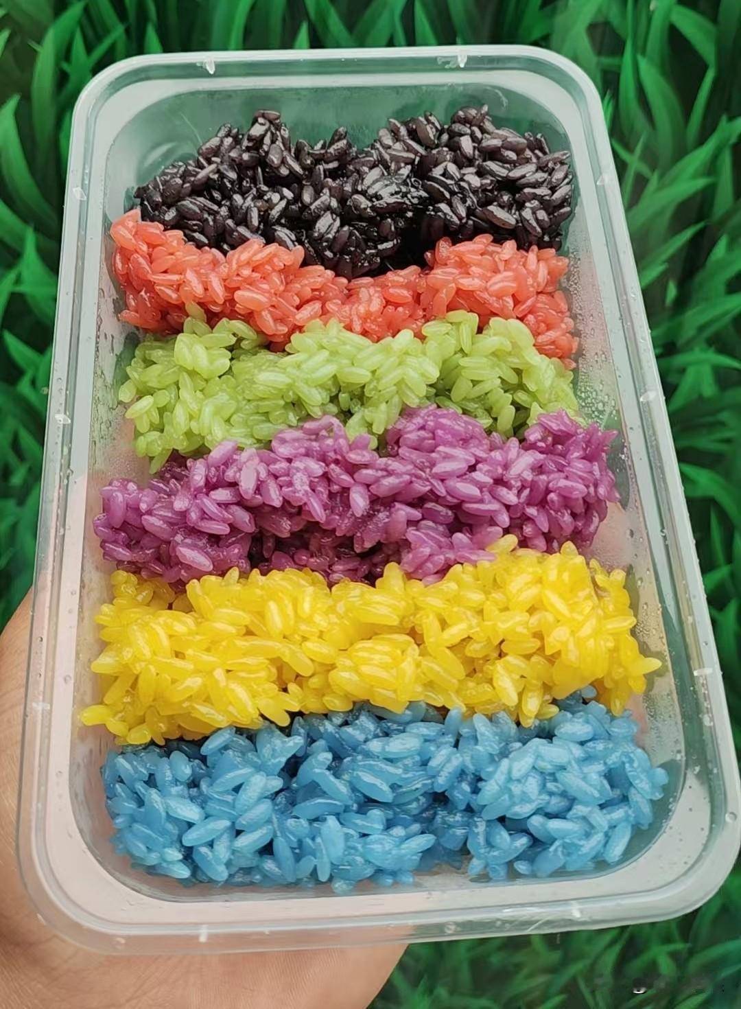 清明节吃五色糯米饭是个超棒的传统习俗。这五色分别是黑、红、黄、白、紫，每种颜色都