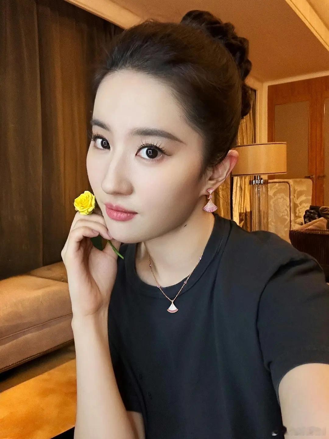 刘亦菲文淇端庄大气东方美赵露思偷偷摸摸学网红韩式审美真害人。。 ​​​