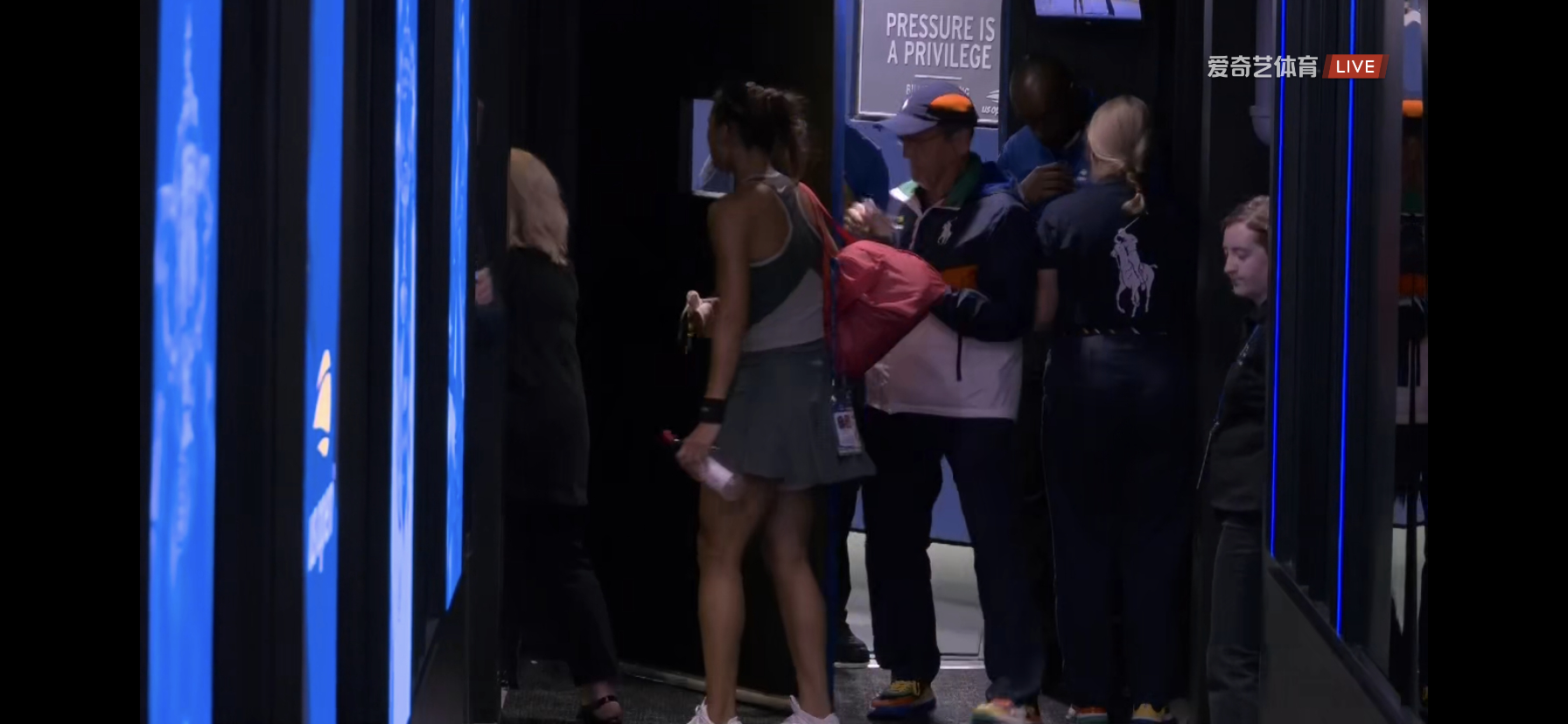 #郑钦文vs维基奇# 第二盘盘初交换发球局之后，郑钦文在4-5落后的第10局遭遇