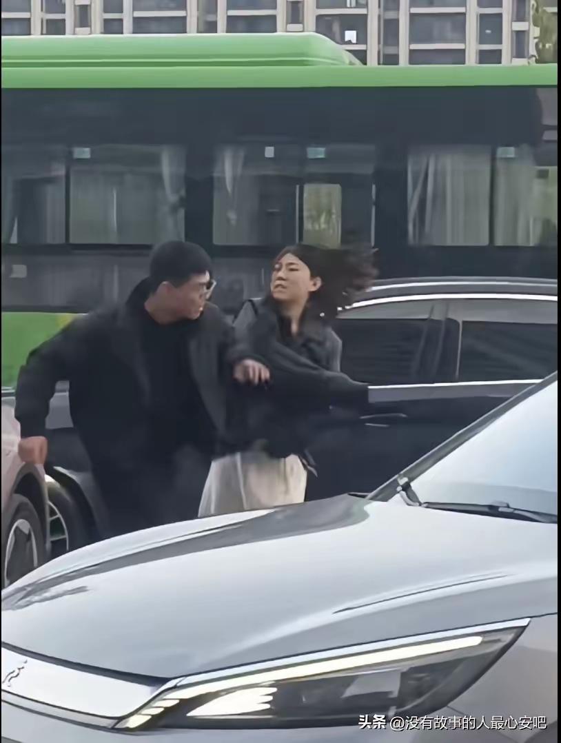 两车剐蹭起了口角，女司机直接爬上宝马引擎盖踩踏踹玻璃，男子上前拉人时，不小心扯松
