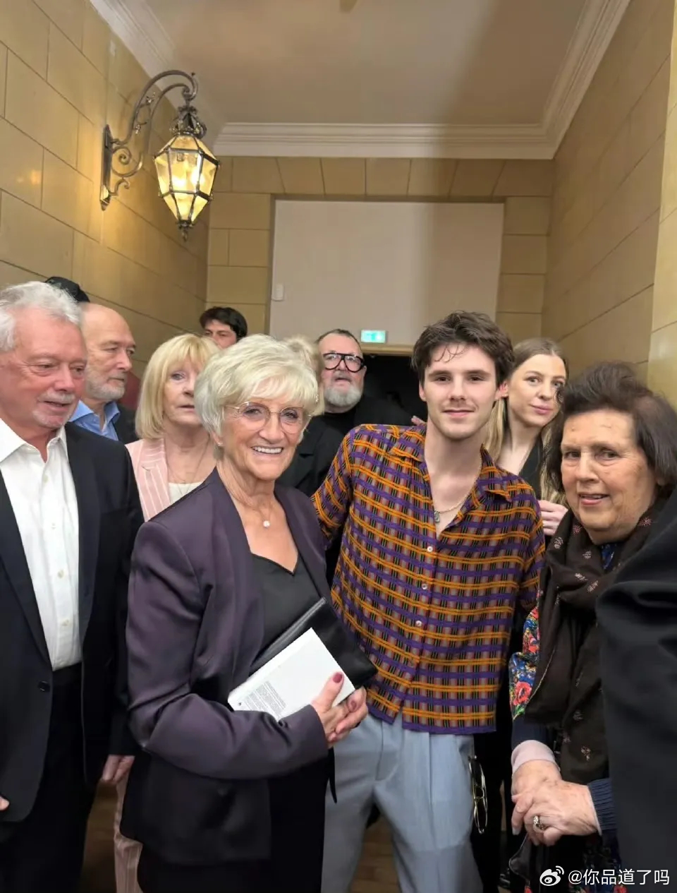 贝嫂的秀又登上巴黎时装周舞台！除了大布夫妇，全家现身支持，感觉他们家孩子都不怎么