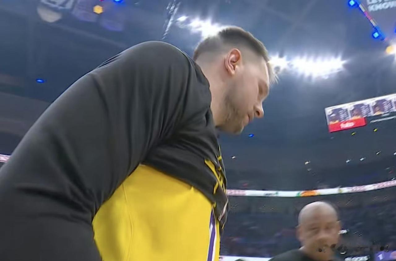 如此崴脚！东契奇无妄之灾啊！

今天湖人队继续客场之旅，做客克利夫兰挑战骑士队。