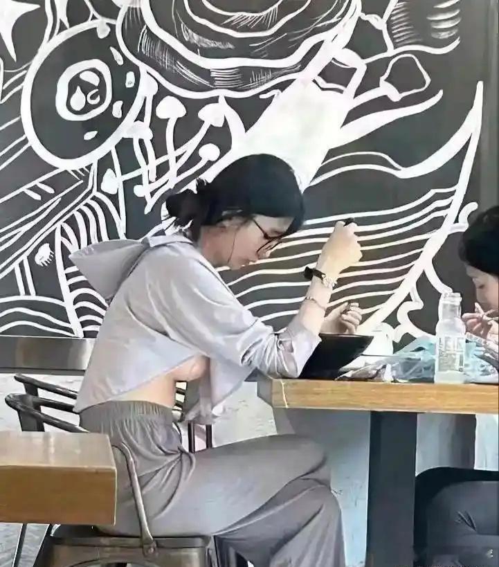 这饭吃的口水都流干了！这种穿法，真的是赶时髦？ 
