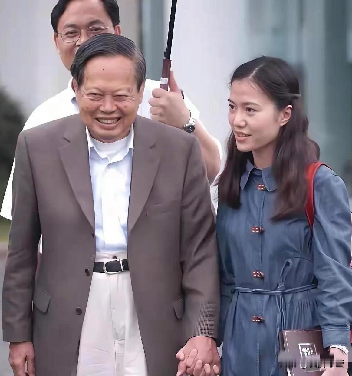 临时前一小时还在聊天，有访客来的时候，杨先生通过翁帆写下的字，知道是葛墨林来访，