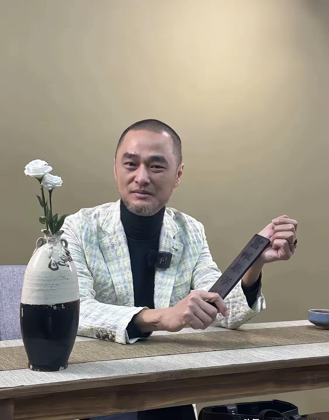 冯唐说：“什么是蠢？没靠山的却想升职，没站队的却想加薪，没圈子的却想坐稳，没手段