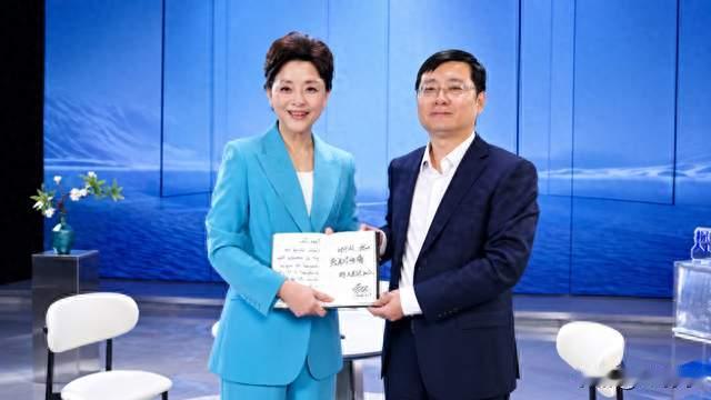 AI越强大，普通人真的会越穷？央视访谈戳破无数人的现实焦虑