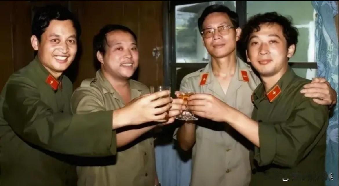 著名军旅作曲家士心（左，原名刘志）和年轻时歌唱家郁钧剑等战友们的留影。1979年