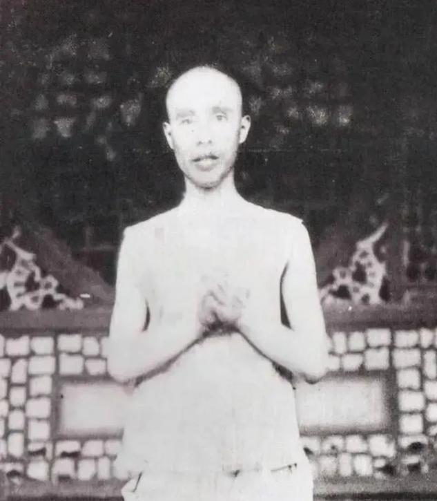 1907年，徐锡麟刺杀完恩师后被抓住处以极刑，临刑前清兵给他拍了张照片，徐锡麟看