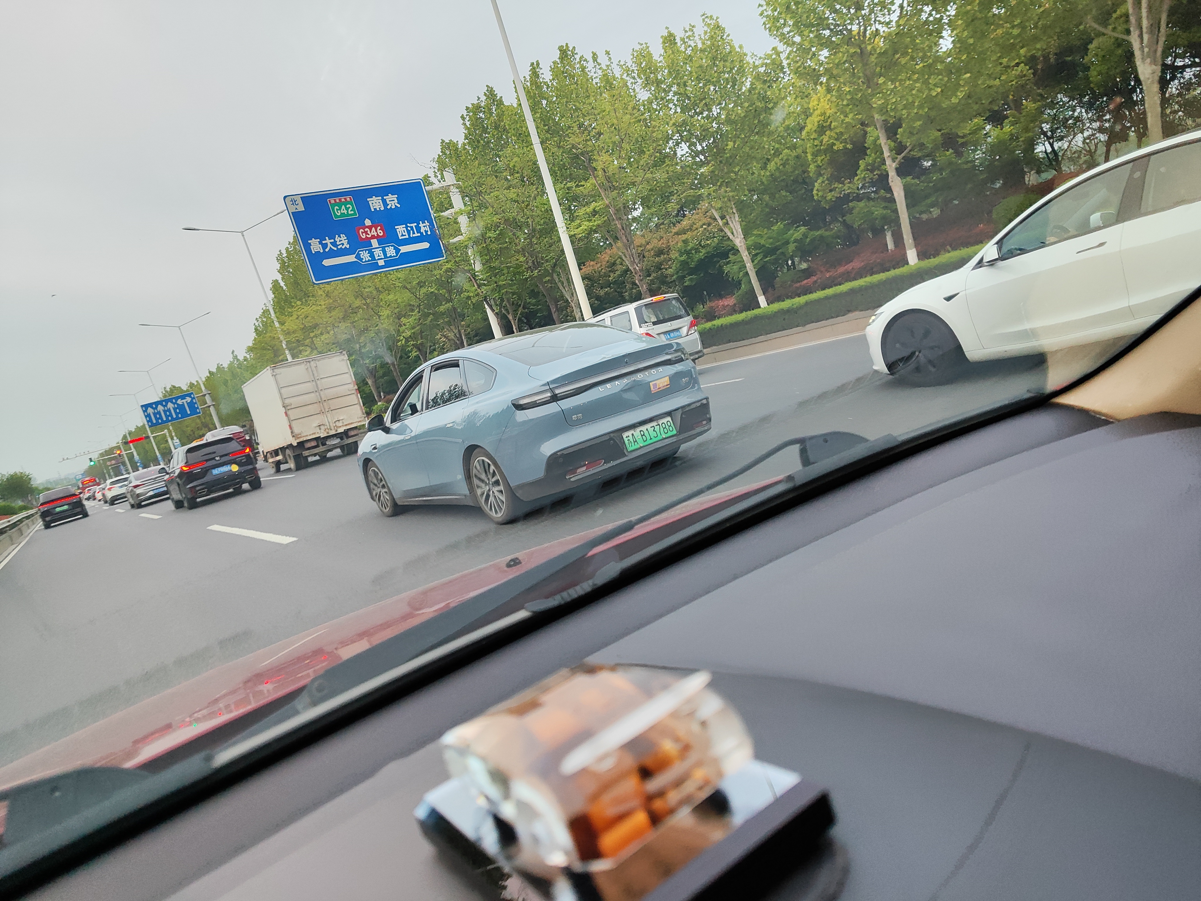 车屁股：有本事冲我来保险杠：我TM到底是干啥的