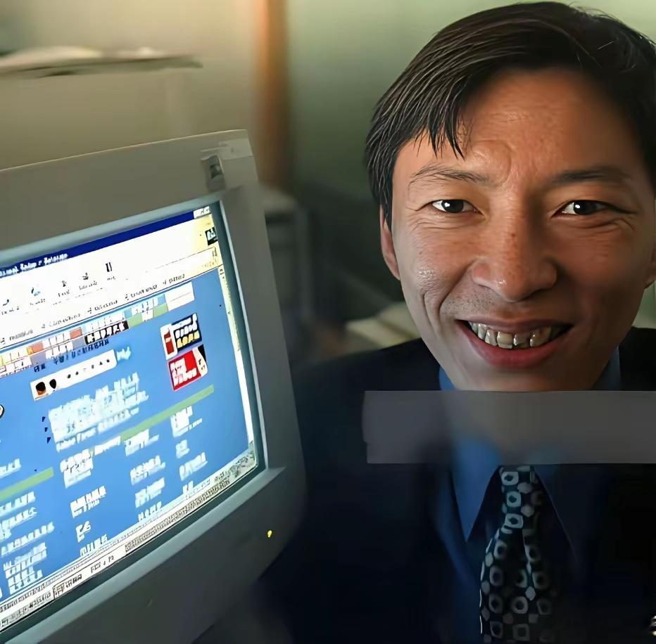 90年代，处于创业阶段的张朝阳在北京办公室里与最新的中文版搜狐网站的一张合影。 